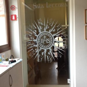 Vetrofania sala lettura personalizzata da Centro Sill